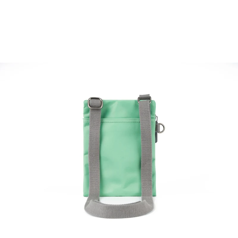 ROKA Chelsea Matcha-Tasche aus recyceltem Nylon