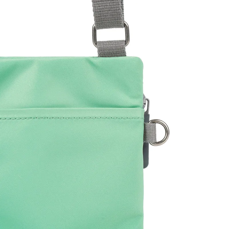 ROKA Chelsea Matcha-Tasche aus recyceltem Nylon