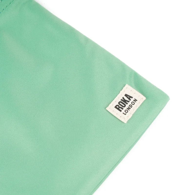 ROKA Chelsea Matcha-Tasche aus recyceltem Nylon