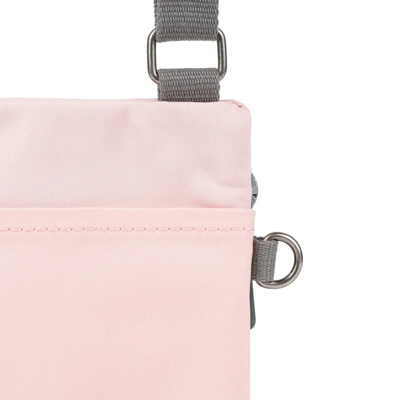 ROKA Chelsea Tasche aus recyceltem Nylon mit englischer Rosenmotiv