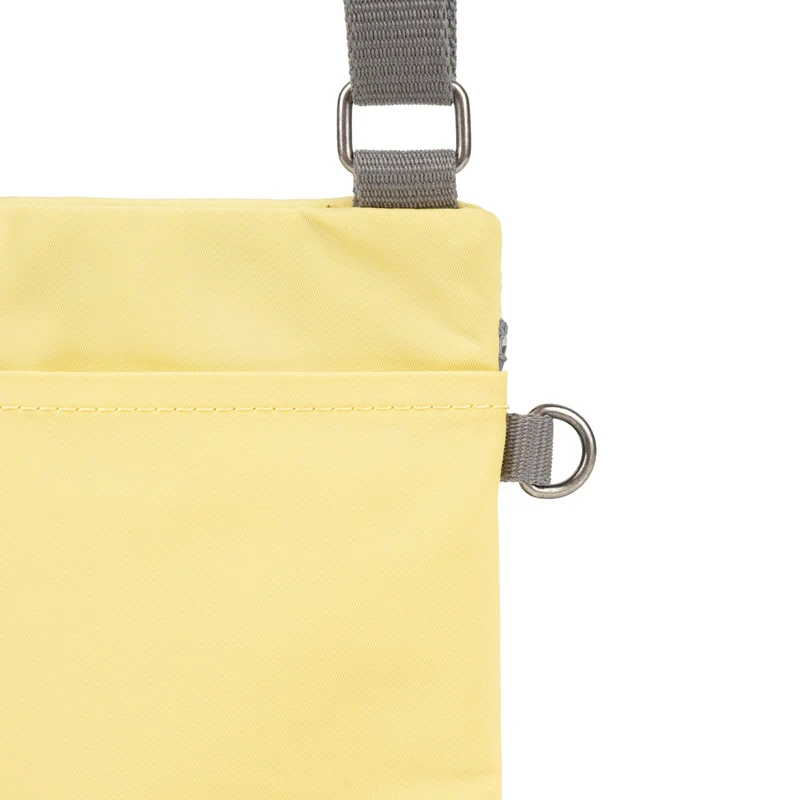 ROKA Chelsea Zitronengelbe Tasche aus recyceltem Nylon