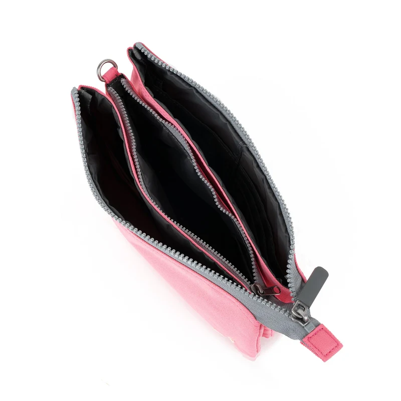 ROKA Carnaby Crossbody XL Tulip Tasche aus recyceltem Canvas