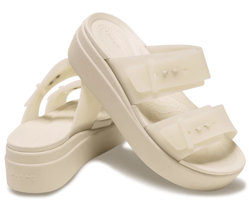 CROCS Brooklyn Buckle Frosted Low Wedge Sandal - Sandstein