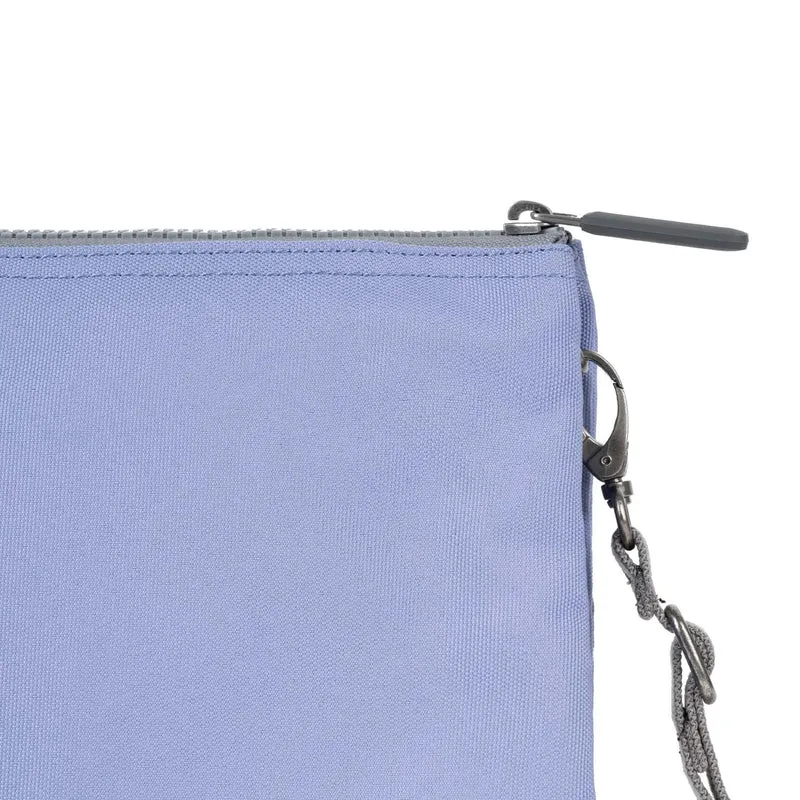 ROKA Carnaby Crossbody XL Thistle Tasche aus recyceltem Canvas