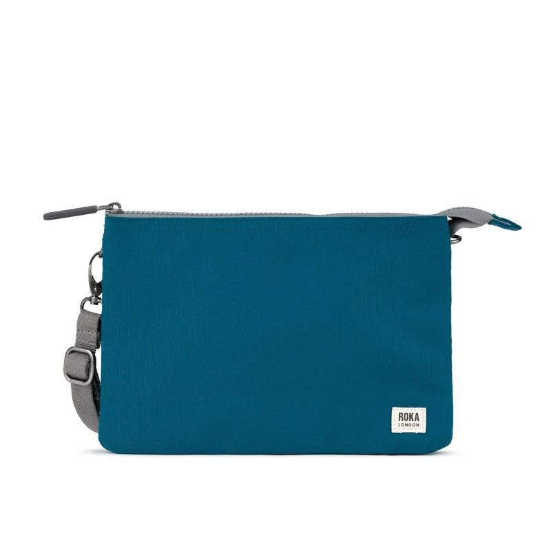 ROKA Carnaby Crossbody XL Saphirfarbene Tasche aus recyceltem Canvas