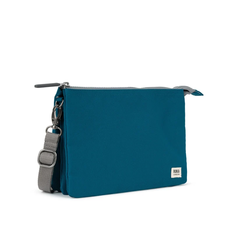 ROKA Carnaby Crossbody XL Saphirfarbene Tasche aus recyceltem Canvas