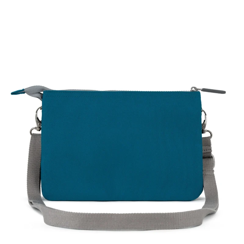 ROKA Carnaby Crossbody XL Saphirfarbene Tasche aus recyceltem Canvas