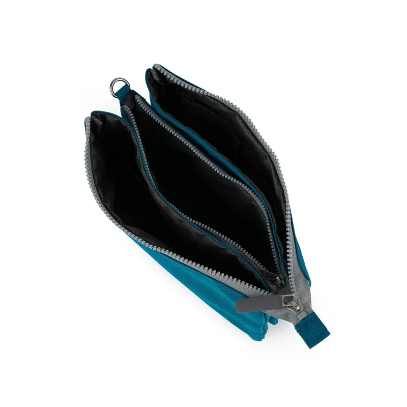 ROKA Carnaby Crossbody XL Saphirfarbene Tasche aus recyceltem Canvas