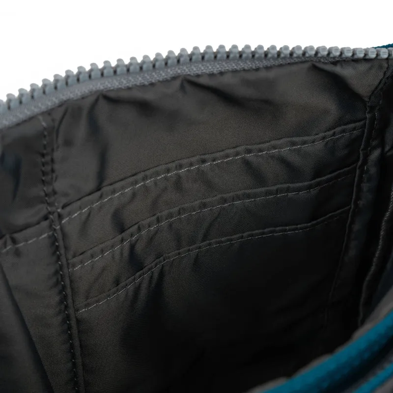 ROKA Carnaby Crossbody XL Saphirfarbene Tasche aus recyceltem Canvas