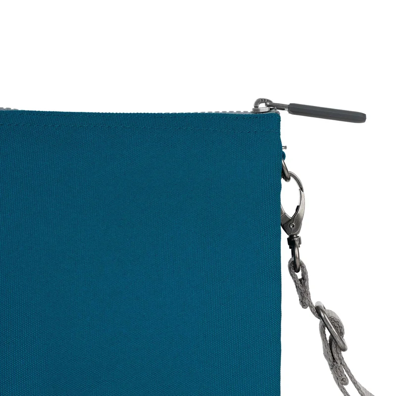 ROKA Carnaby Crossbody XL Saphirfarbene Tasche aus recyceltem Canvas
