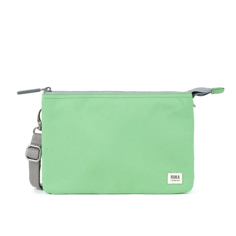 ROKA Carnaby Crossbody XL Tasche aus recyceltem Canvas in Pfefferminzgrün