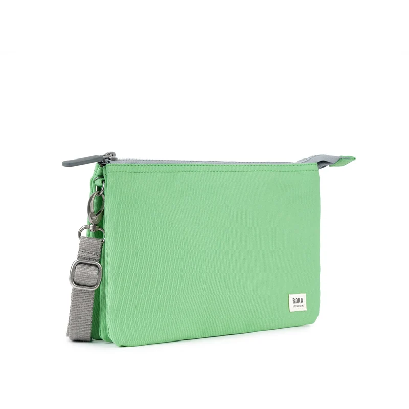 ROKA Carnaby Crossbody XL Tasche aus recyceltem Canvas in Pfefferminzgrün