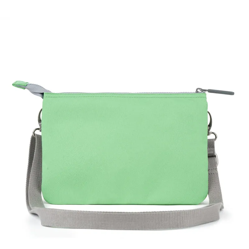ROKA Carnaby Crossbody XL Tasche aus recyceltem Canvas in Pfefferminzgrün