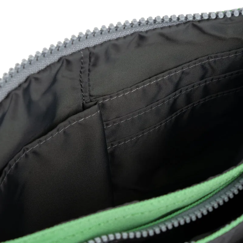 ROKA Carnaby Crossbody XL Tasche aus recyceltem Canvas in Pfefferminzgrün