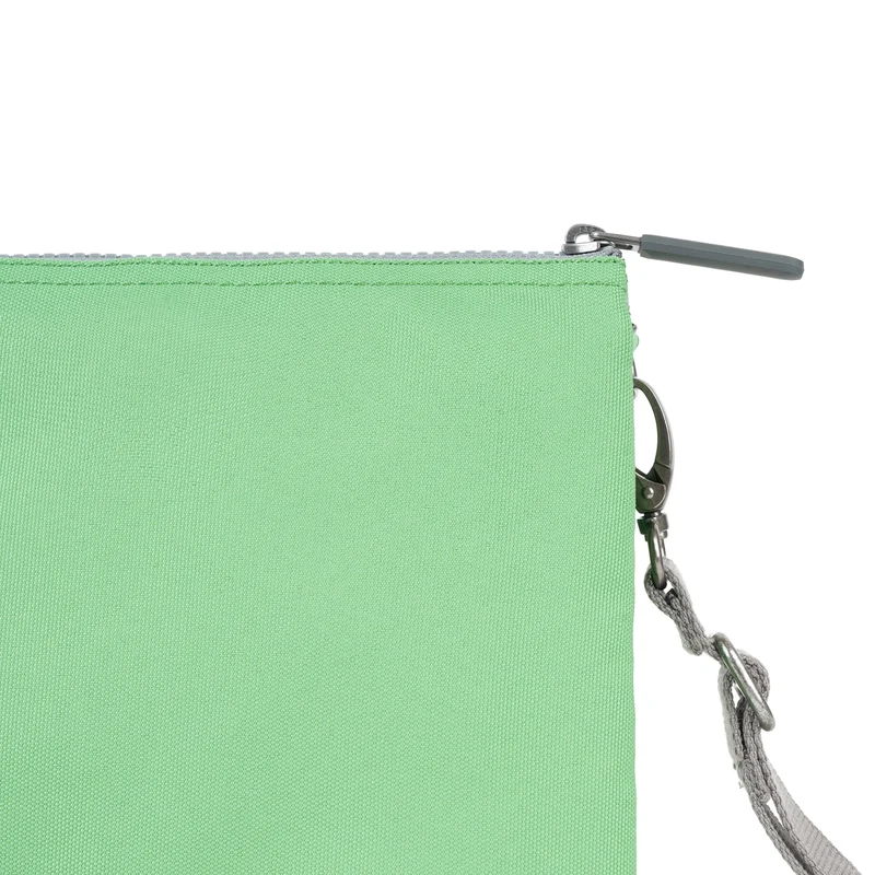ROKA Carnaby Crossbody XL Tasche aus recyceltem Canvas in Pfefferminzgrün