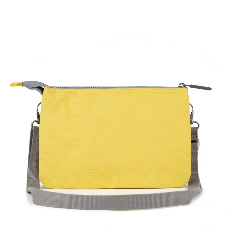 ROKA Carnaby Crossbody XL Tasche aus recyceltem Canvas in Zitronengelb