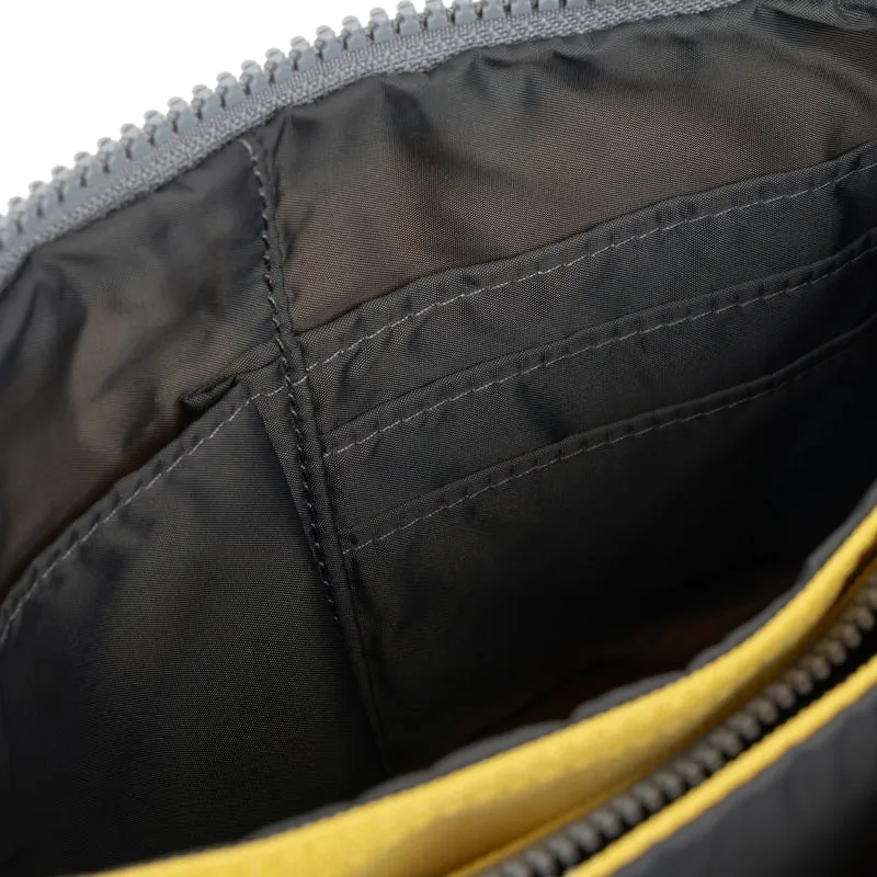ROKA Carnaby Crossbody XL Tasche aus recyceltem Canvas in Zitronengelb
