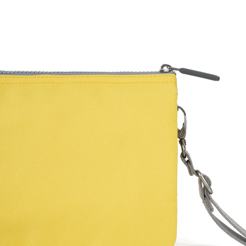 ROKA Carnaby Crossbody XL Tasche aus recyceltem Canvas in Zitronengelb