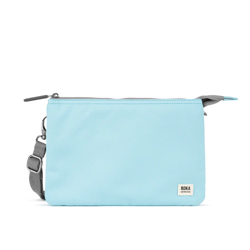 ROKA Carnaby Crossbody XL Tasche aus recyceltem Canvas in Eis