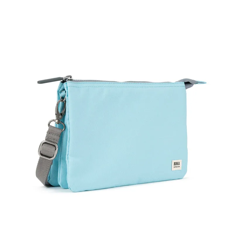 ROKA Carnaby Crossbody XL Tasche aus recyceltem Canvas in Eis