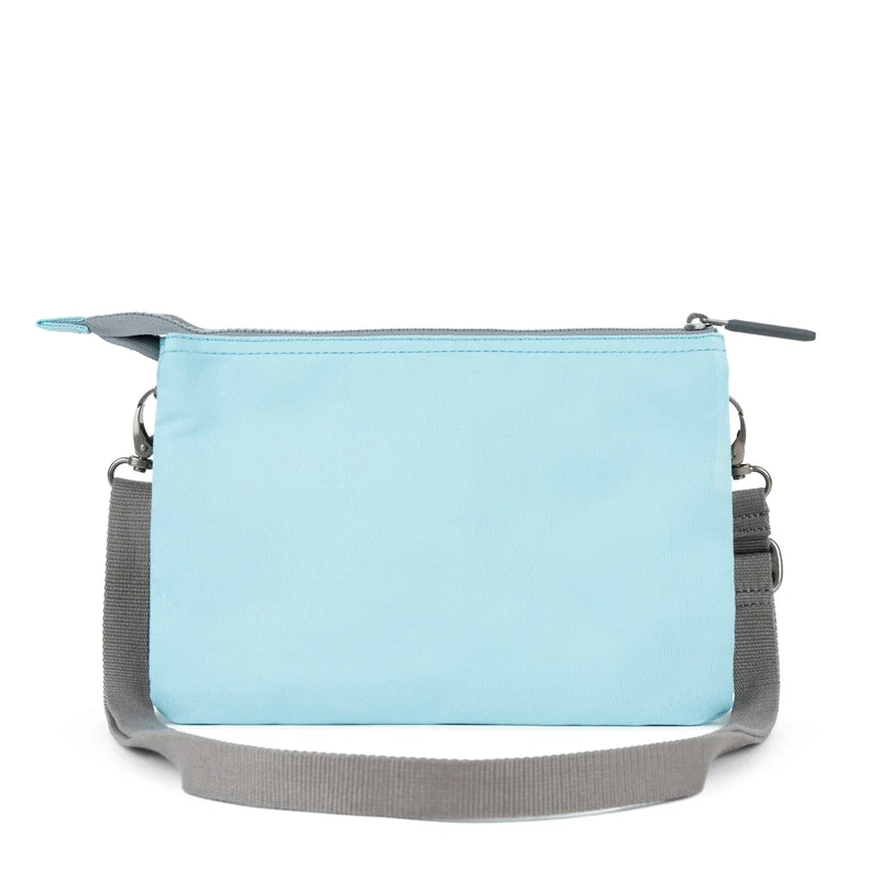 ROKA Carnaby Crossbody XL Tasche aus recyceltem Canvas in Eis
