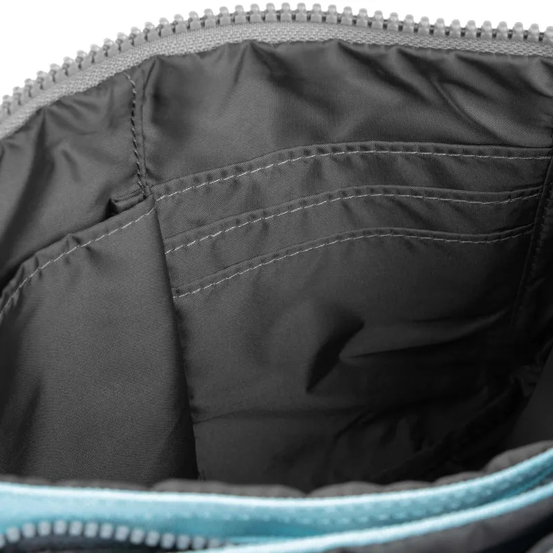 ROKA Carnaby Crossbody XL Tasche aus recyceltem Canvas in Eis