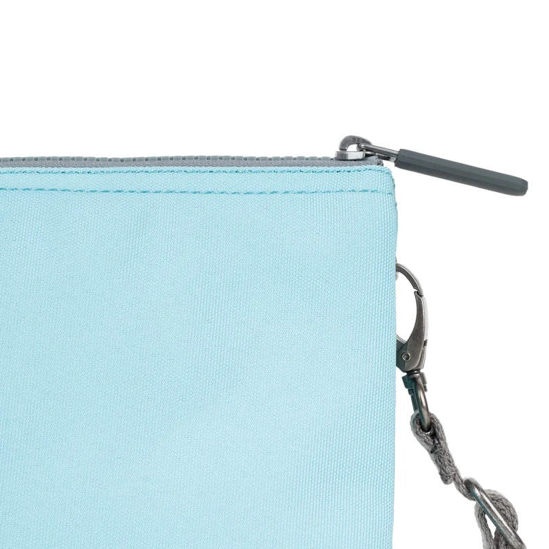 ROKA Carnaby Crossbody XL Tasche aus recyceltem Canvas in Eis