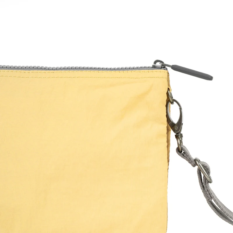 ROKA Carnaby Crossbody XL Champagner Taslon Tasche
