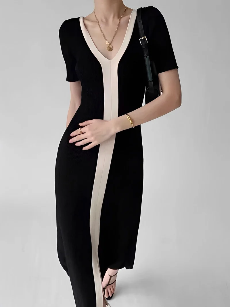 Zweifarbiges V-Ausschnitt Strick-Midikleid mit Schlitz