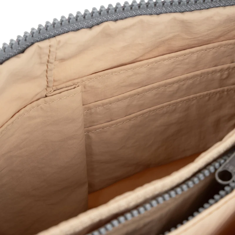ROKA Carnaby Crossbody XL Biscotti Taslon Tasche