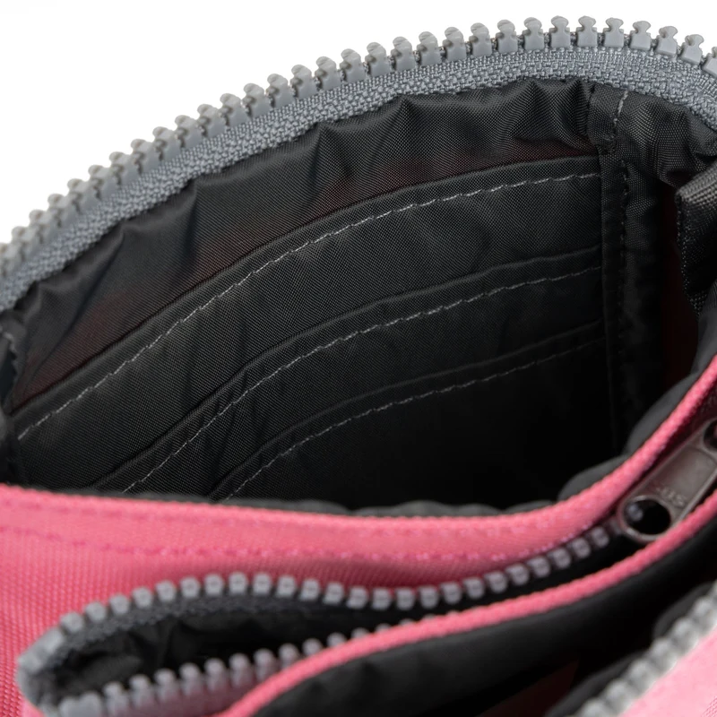 ROKA Carnaby Kleine Handtasche aus recyceltem Canvas mit Tulpenmotiv