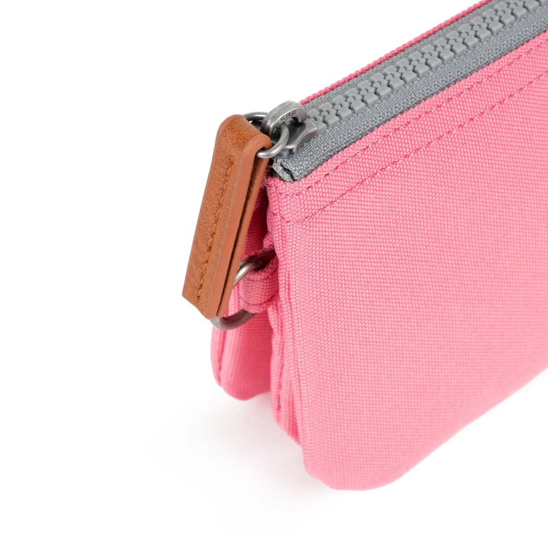 ROKA Carnaby Kleine Handtasche aus recyceltem Canvas mit Tulpenmotiv
