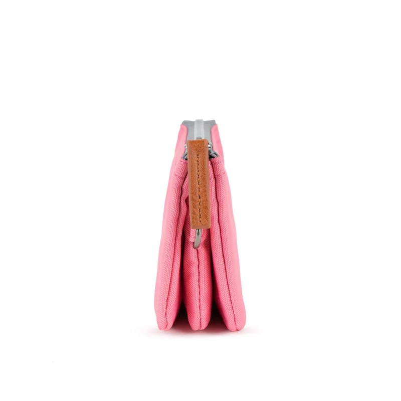 ROKA Carnaby Kleine Handtasche aus recyceltem Canvas mit Tulpenmotiv