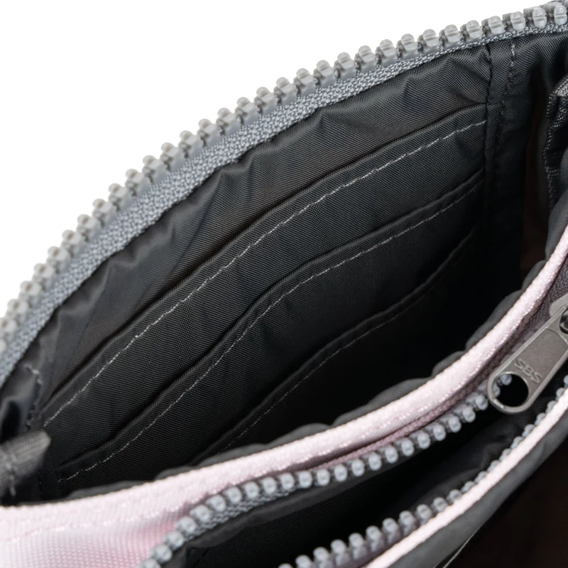ROKA Carnaby Transzendente rosa kleine Handtasche aus recyceltem Canvas