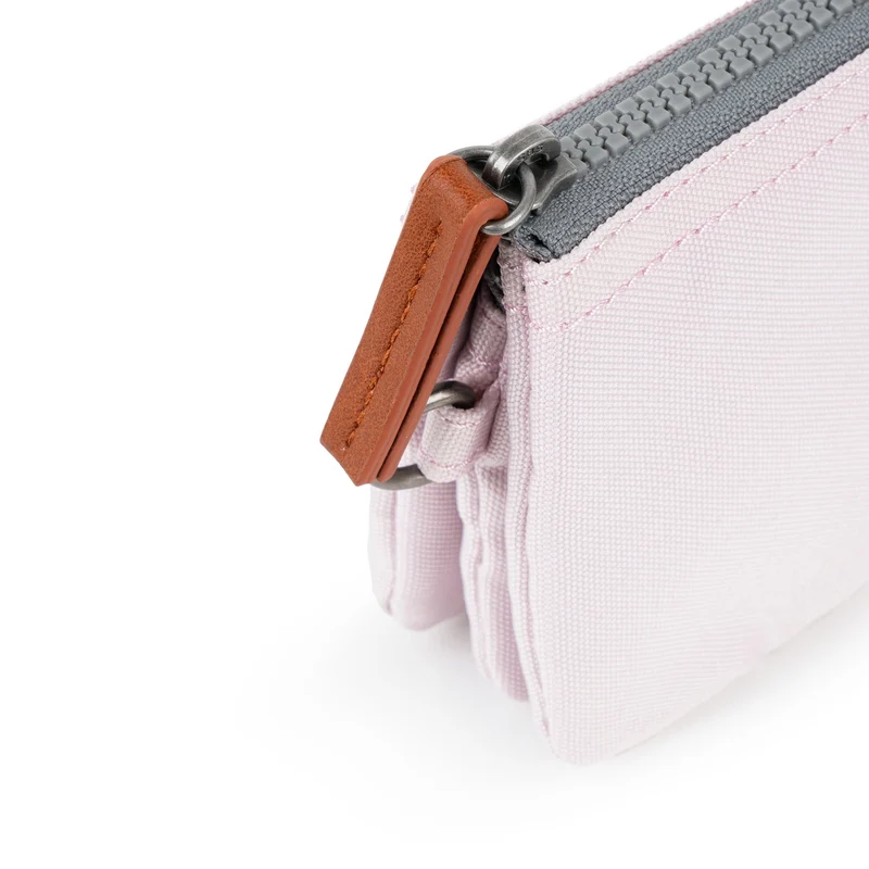 ROKA Carnaby Transzendente rosa kleine Handtasche aus recyceltem Canvas