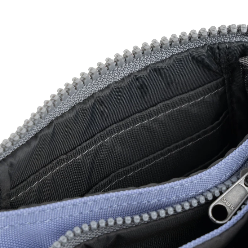 ROKA Carnaby Kleine Geldbörse aus recyceltem Canvas von Thistle