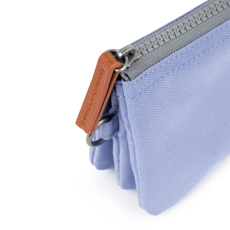 ROKA Carnaby Kleine Geldbörse aus recyceltem Canvas von Thistle