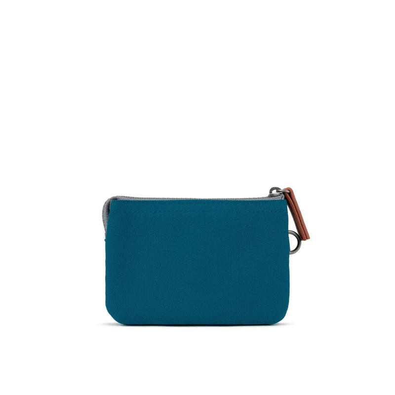 ROKA Carnaby Kleine Handtasche aus recyceltem Canvas, Saphirblau