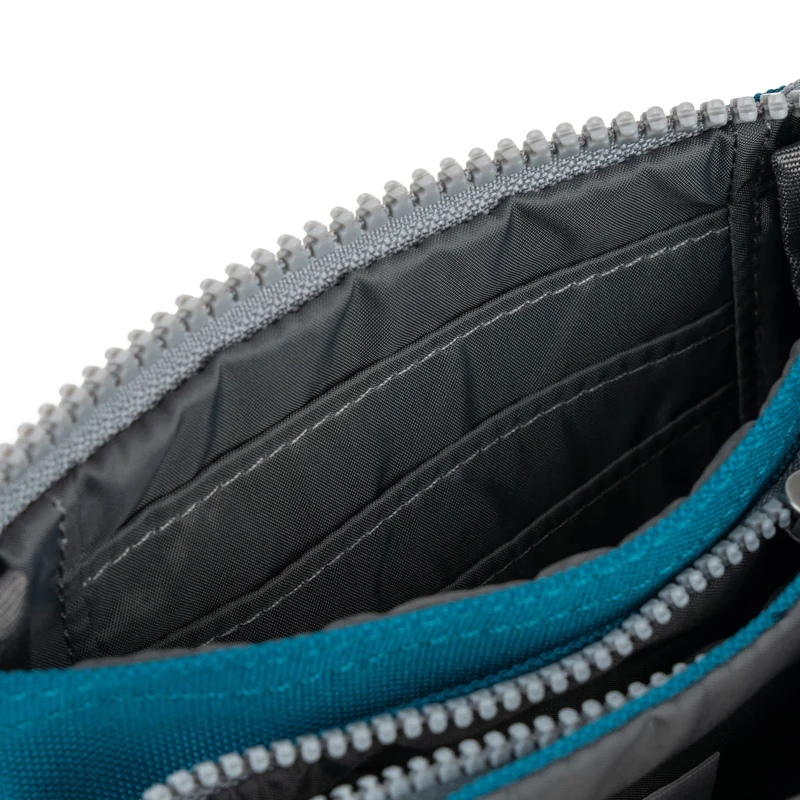 ROKA Carnaby Kleine Handtasche aus recyceltem Canvas, Saphirblau