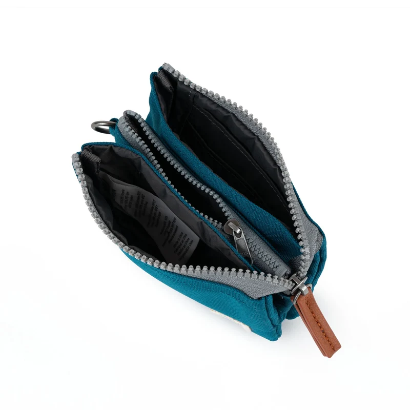 ROKA Carnaby Kleine Handtasche aus recyceltem Canvas, Saphirblau