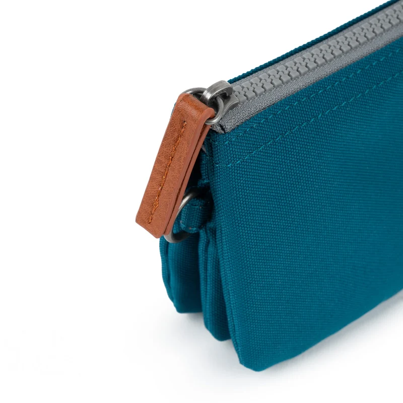 ROKA Carnaby Kleine Handtasche aus recyceltem Canvas, Saphirblau