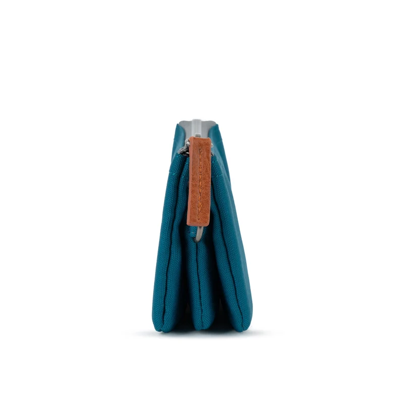 ROKA Carnaby Kleine Handtasche aus recyceltem Canvas, Saphirblau