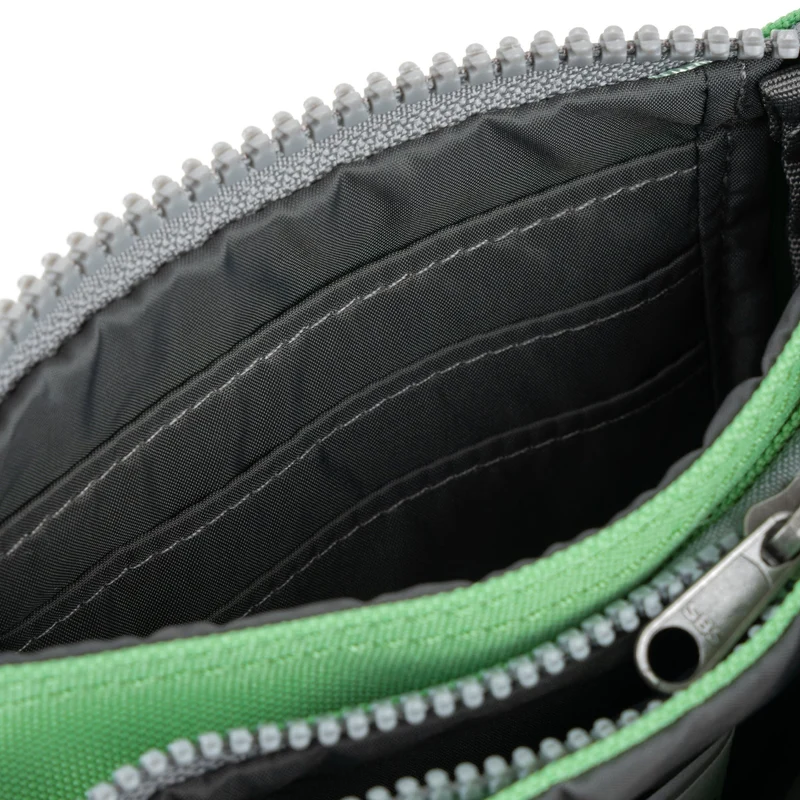 ROKA Carnaby Kleine Geldbörse aus recyceltem Canvas, Farbe Pfefferminz.