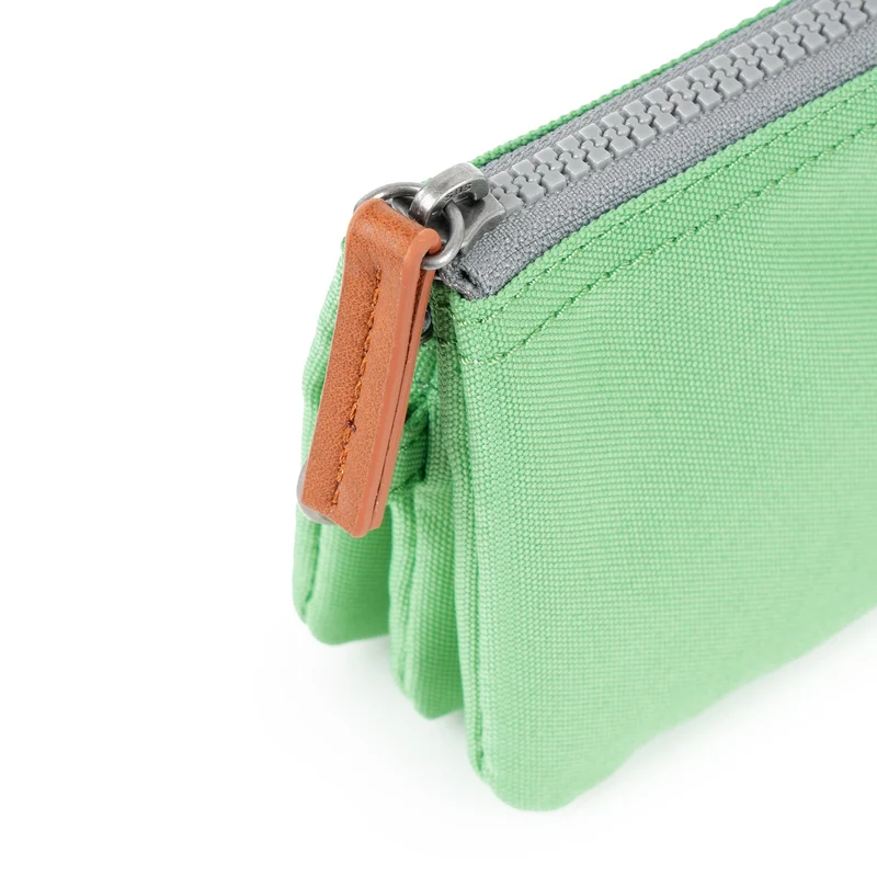 ROKA Carnaby Kleine Geldbörse aus recyceltem Canvas, Farbe Pfefferminz.
