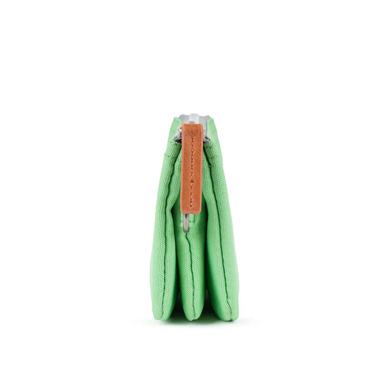 ROKA Carnaby Kleine Geldbörse aus recyceltem Canvas, Farbe Pfefferminz.