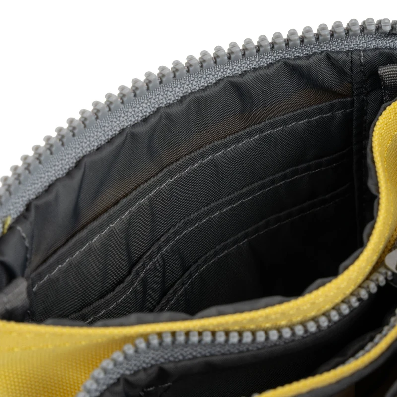 ROKA Carnaby Kleine Geldbörse aus recyceltem Canvas mit dem Aufdruck „Lemonade“