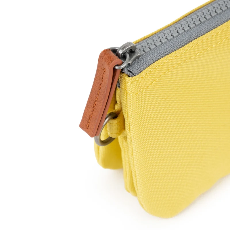 ROKA Carnaby Kleine Geldbörse aus recyceltem Canvas mit dem Aufdruck „Lemonade“
