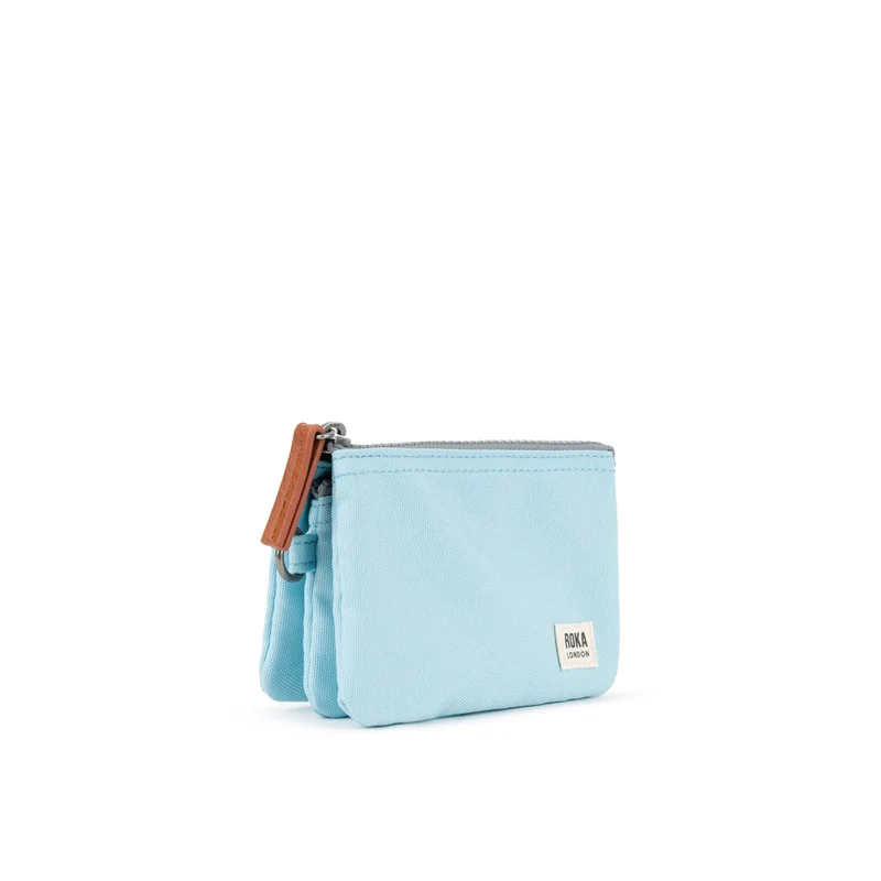 ROKA Carnaby Kleine Geldbörse aus recyceltem Canvas in Eisblau