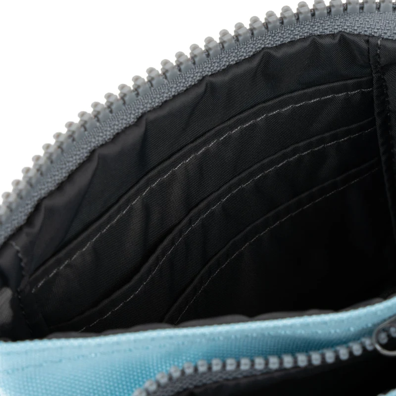 ROKA Carnaby Kleine Geldbörse aus recyceltem Canvas in Eisblau