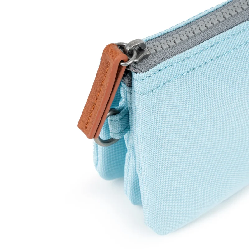ROKA Carnaby Kleine Geldbörse aus recyceltem Canvas in Eisblau